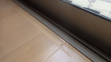 ガムテープのベタベタ跡・固まった跡を剥がす（東京都中野区）